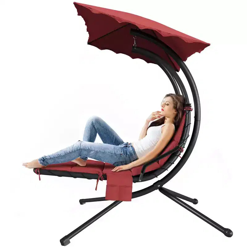 Chaise longue d'extérieur style hamac avec parasol, structure en acier courbé et coussins moelleux, parfaite pour les patios, les jardins et les bords de piscine.