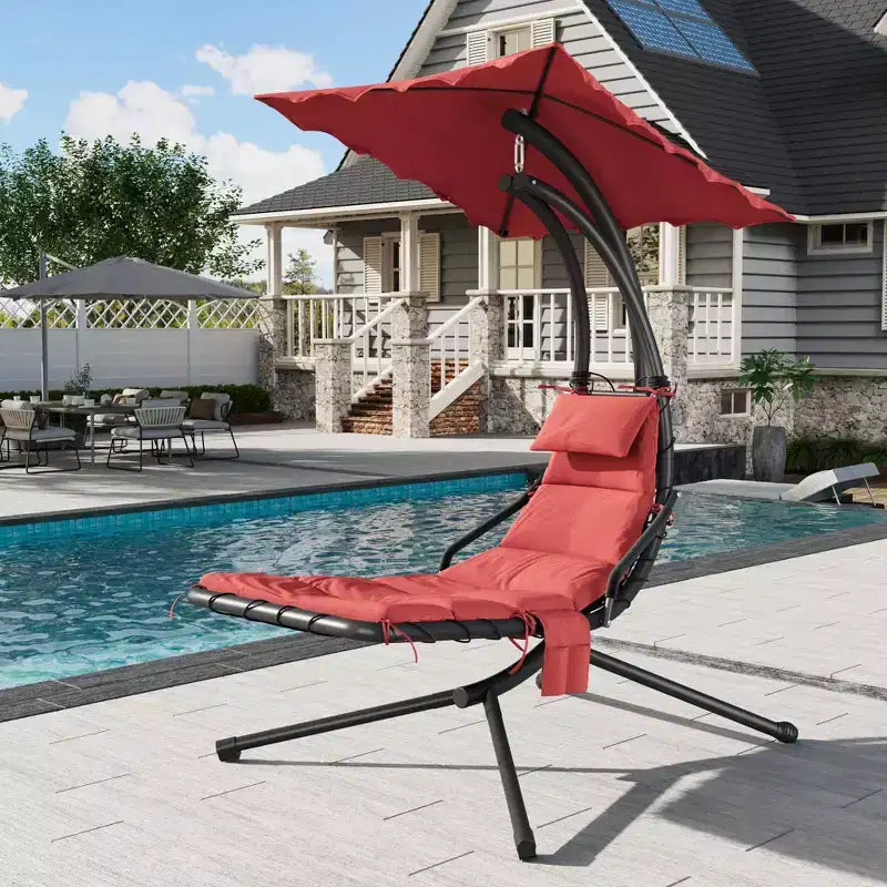 Chaise longue d'extérieur style hamac avec parasol, structure en acier courbé et coussins moelleux, parfaite pour les patios, les jardins et les bords de piscine.