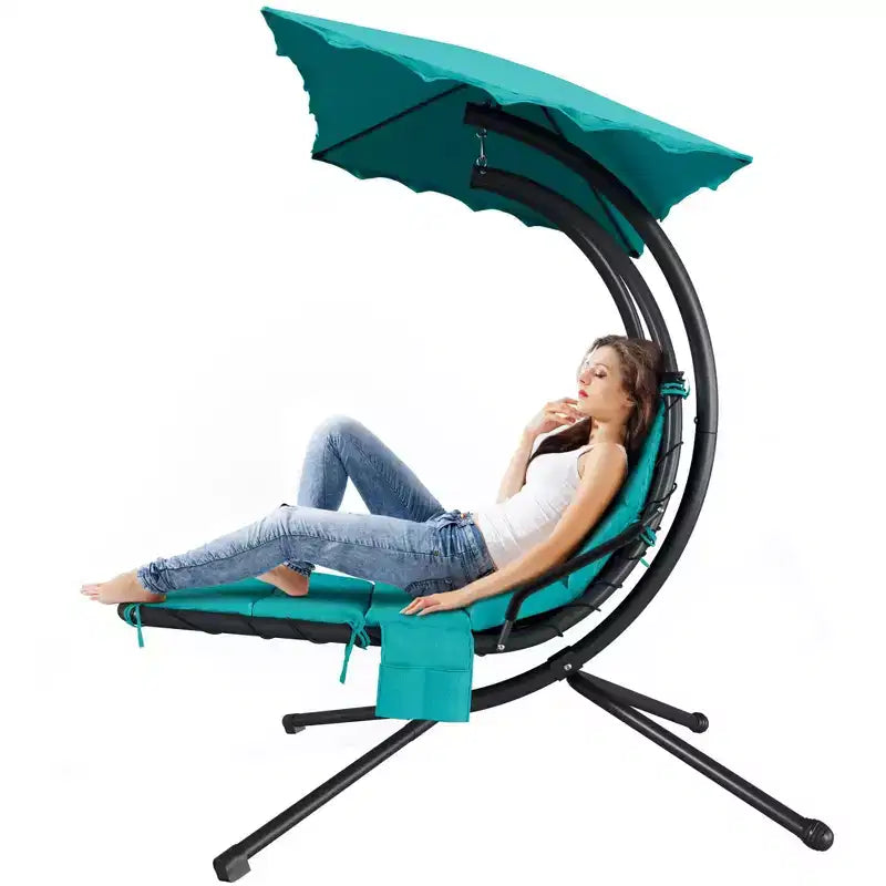 Chaise longue d'extérieur style hamac avec parasol, structure en acier courbé et coussins moelleux, parfaite pour les patios, les jardins et les bords de piscine.