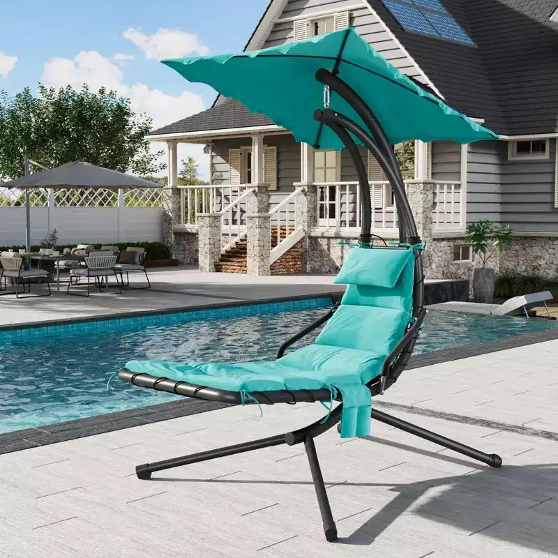 Chaise longue d'extérieur style hamac avec parasol, structure en acier courbé et coussins moelleux, parfaite pour les patios, les jardins et les bords de piscine.