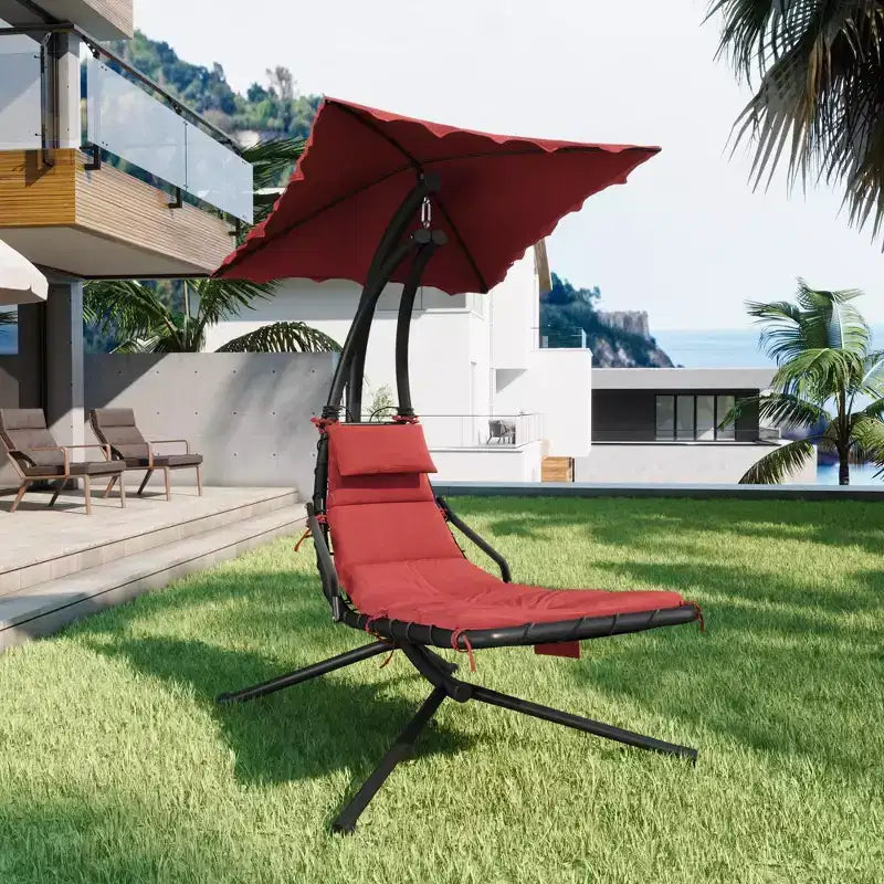 Chaise longue d'extérieur style hamac avec parasol, structure en acier courbé et coussins moelleux, parfaite pour les patios, les jardins et les bords de piscine.