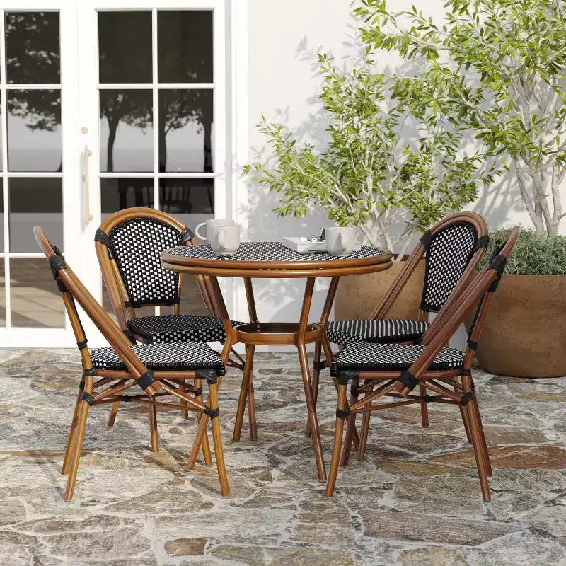 Table et chaises style bistrot — Comprenant un plateau en verre et une fabrication en osier PE